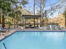 Lakefront Oasis Pool & Hot Tub