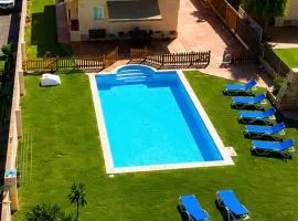 Villa Neus Barà, jardín y piscina privada