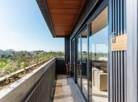 Brand-New Suites with Pool Minutes from Beach, hotel en Bingin Beach