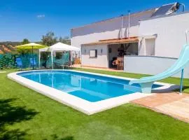 Charming House with Pool in Montilla