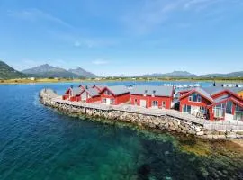 Modern seafront cabin with sauna 8 mins to Leknes