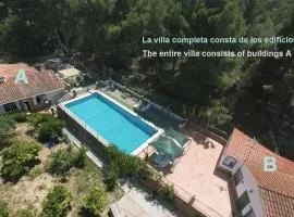 Forest Retreat Naturally Cool, privacy Units A and B with Shared 80M2 square super Pool,Mountain top Hiking trail