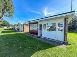 Beautiful Chalet With Free Wifi Nearby Hemsby Beach In Norfolk Ref 59096S