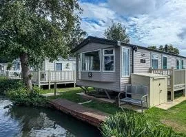 Cosy 8 Berth Caravan With Decking And Lake-Views At Weeley Bridge Ref 69001Lv