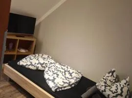 Monteurzimmer mit badezimmer und Wc alleine und Gemeinschaftsküche