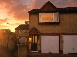 Family Friendly Coach House - Parking - Sleeps 4