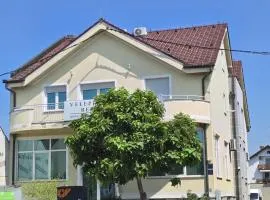 Stross Apartments & Rooms