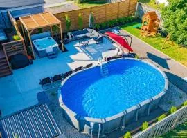 Hot Tub/Outdoor Sauna/Heated Pool/5 Min To Falls