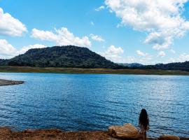 Teldeniya에 위치한 호텔 Elee Villa - Waterfront Retreat with Victoria Reservoir & Mountain Views