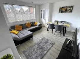 Spacious 3 Bed House in Northampton - Sleeps 6 - Driveway Parking - Fast WiFi