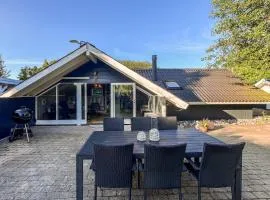 3 Bedroom Beach Front Home In Sydals