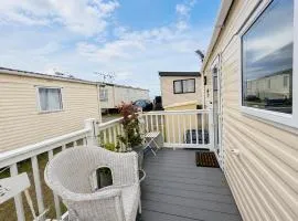 Cosy 6 Berth Caravan With Side Decking At Kessingland Beach, Suffolk Ref 90031Sv