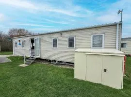 Wonderful Dog-Friendly Caravan At Kessingland Beach In Suffolk Ref 90033Bc