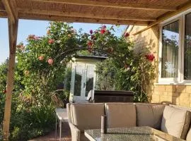 Sleeps6-Garden-SummerHouse-Cotswolds-Bungalow