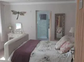 Sleeps6-Garden-SummerHouse-Cotswolds-Bungalow
