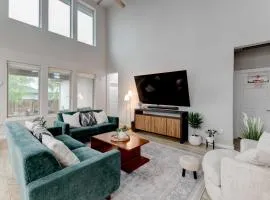 Easy Airport & I-35 Access: Modern Austin Home