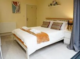 Cosy 1 Bed-Flat with Patio Near Heathrow
