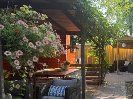 Casa Rosa - Sfeervolle cottage met jacuzzi、Ermのホテル
