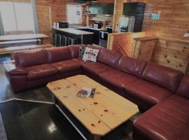 Renovated 6 Bedroom Chalet Hot Tub Near Village, hotel u gradu 'Blue Mountains'