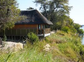 Emms Cubango Ecological Camp, מלון בDivundu