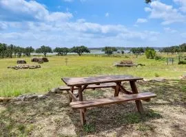 Walk to Shore! Family-Friendly Canyon Lake Retreat