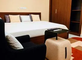 Palm Pebbles Staycation Deluxe Suite Near Tamale Airport Starlink Wi-Fi, solar powered king bed