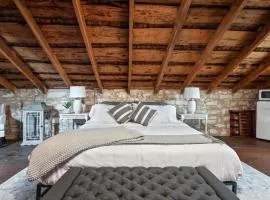 Nimitz Loft - 1855 Historic Loft on Main St