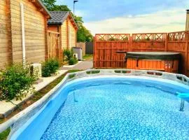 MIODOWE LATO Domki nad morzem z jacuzzi - balia z hydromasażem i basen