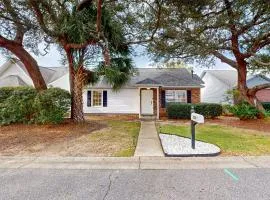 Dog-Friendly Yard! Retreat 11 Mi to Destin & Beach