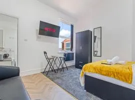 Bright Studio Apartment D with Self Check-In & Smart TV in Ilkeston