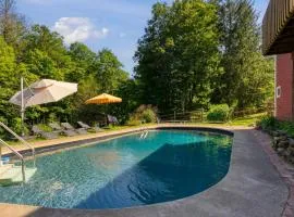 Longview Pond Lodge by AvantStay