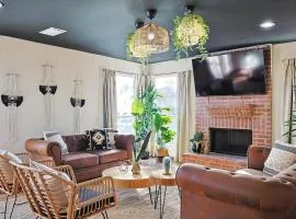 Luxury 5BR Getaway with Pool Hot Tub & Cinema