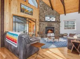Scenic Mtn Retreat w Hot Tub & Mountain Views