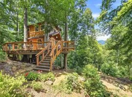Luxury Treehouse gas fireplace BBQ firepit outdoor dining shared creek access