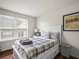 Large 7 bedroom sleeps 22 With Parking Near DC