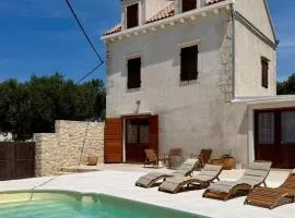 Villa on Biševo - transfer and car included, 5 min to the sea