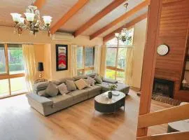 Stylish Retreat Family House 5BRM Wheelers Hill