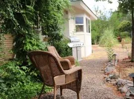 13 acres Perfect for Groups! 3BR Sleeps 8-10