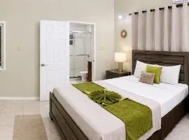 Runaway Bay Oasis 2 BDR 2 Gyms 2 Pools