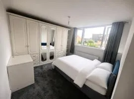 XX Bright Double Room Free Parking & Shared Bathroom
