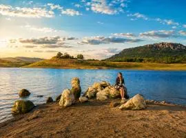Elee Villa - Waterfront Retreat with Victoria Reservoir & Mountain Views