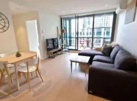 Level 16 Docklands Apartment with Yarra River View