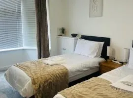 Rose House Crewe 4 Bedrooms - Sleeps 7 Central Location