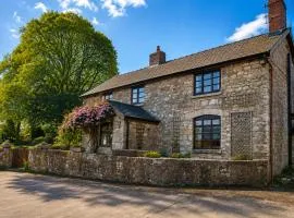 Cynynion Uchaf Farmhouse - 18th Century, Welsh Borders, Breathtaking Views
