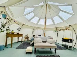 Luxury Stargazing Glamping - Seren Hardd with Hot Tub