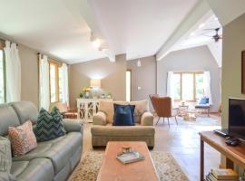 Central AC 3 Min Walk to Pond, hotel a Barnstable