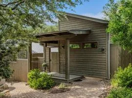 Charming Lakeside Cabin - BBQ Grill - Pickleball