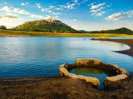 Elee Villa - Waterfront Retreat with Victoria Reservoir & Mountain Views