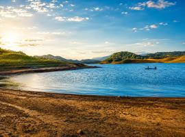 Elee Villa - Waterfront Retreat with Victoria Reservoir & Mountain Views, מלון בTeldeniya