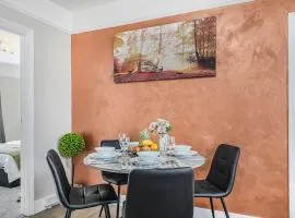 Luxury Stay Stylish 2-Bed Near City Centre Station